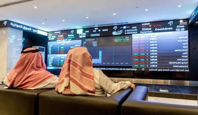السوق السعودي يعاود خسائره بضغط القطاعات الكبرى.. وسط تحسن السيولة