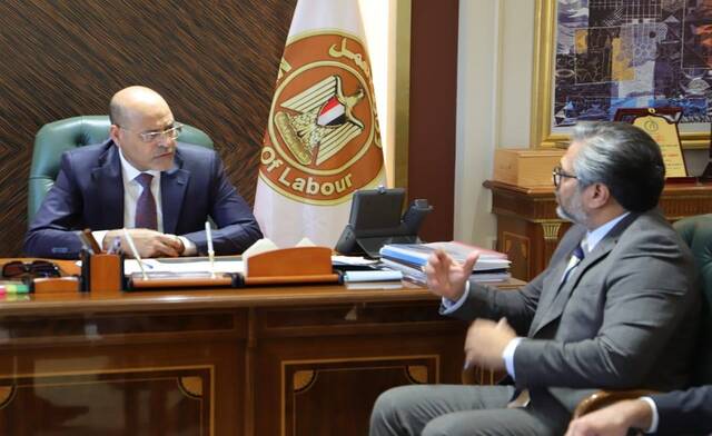 محمد جبران وزير العمل المصري مع وفد من إدارة شركة اللولو هايبر ماركت للأسواق التجارية