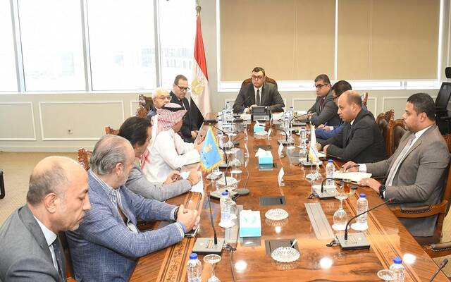 المهندس شريف الشربيني وزير الإسكان والمرافق والمجتمعات العمرانية المصري والدكتور بندر بن فهد آل فهيد رئيس المنظمة العربية للسياحة