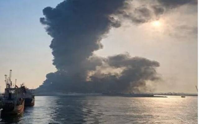 استهداف خزانات وقود صلالة بطائرات مسيرة.. والأجهزة الأمنية في عُمان تتدخل