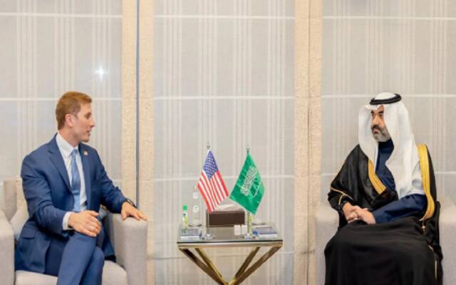 وزير الاتصالات وتقنية المعلومات المهندس عبدالله بن عامر السواحه مع وكيل وزارة الخارجية في الولايات المتحدة الأمريكية للنمو الاقتصادي والطاقة والبيئة