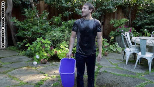 لماذا سكب مؤسس فيسبوك دلو ماء مثلّج على رأسه؟