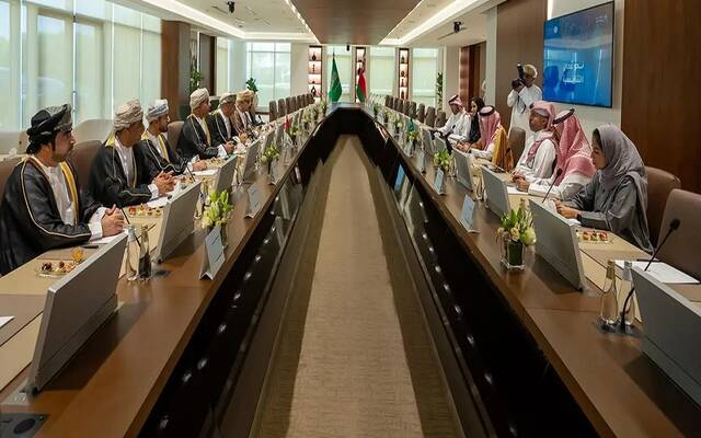 السعودية وعُمان تبحثان زيادة حجم التجارة البينية