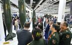 عسكريون صينيون يزورون جناح الهيئة العربية للتصنيع في معرض إيدكس 2023