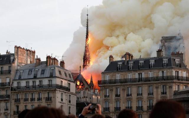 اندلاع حريق هائل بكاتدرائية نوتردام في باريس