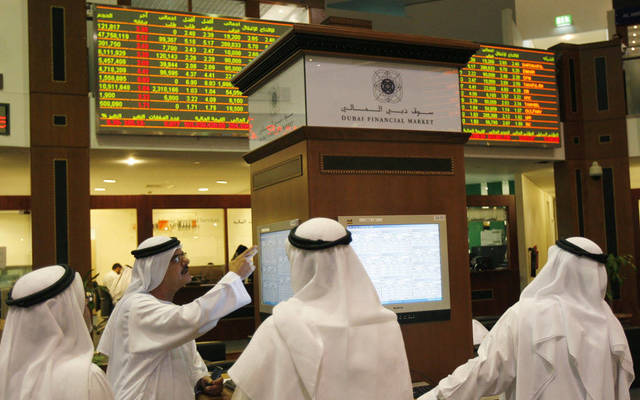 مستثمرون يتابعون الأسعار بسوق دبي المالي - الصورة من رويترز أريبيان آي