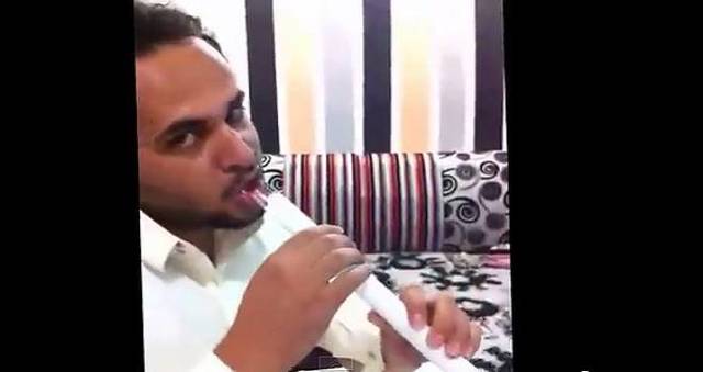 سعودي يتناول "الزجاج بالكاتشب" ضمن برنامجه الغذائي (فيديو)