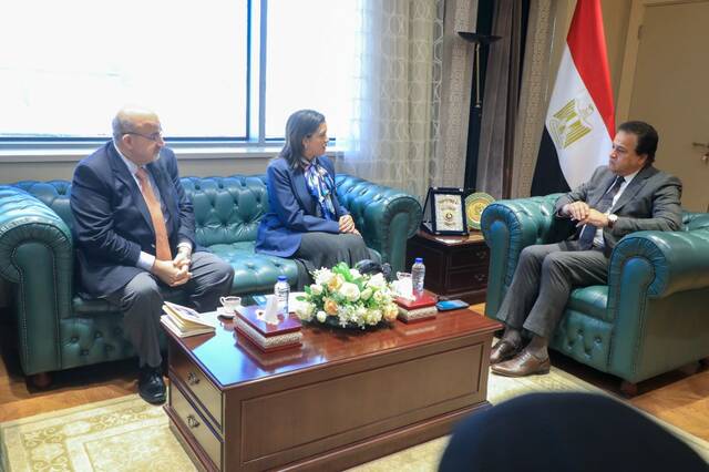 وزير الصحة المصري مع الدكتورة حنان البلخي المدير الإقليمي لمنظمة الصحة العالمية بالشرق الأوسط