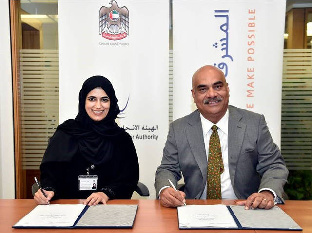 شيخة مراد البلوشي، مدير إدارة الإيرادات والائتمان بالهيئة الاتحادية للكهرباء والماء وسابروتو سوم  نائب المدير العام ببنك المشرق، الصورة من بيان صحفي