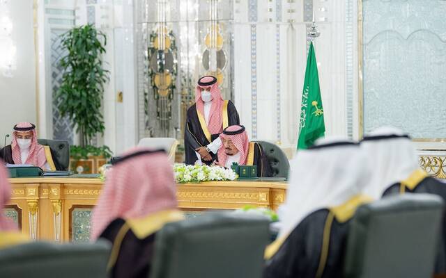 خادم الحرمين الشريفين يرأس جلسة مجلس الوزراء في جدة