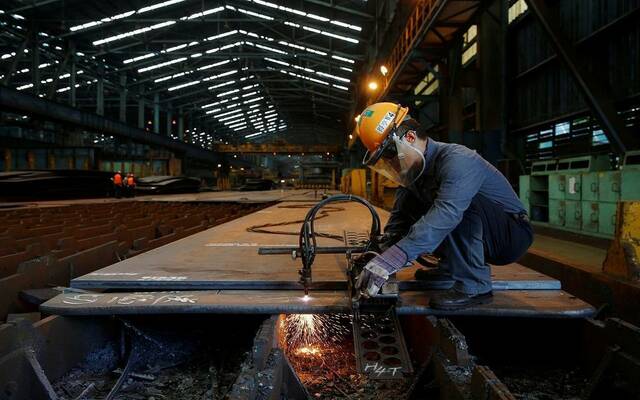 عامل داخل أحد المصانع