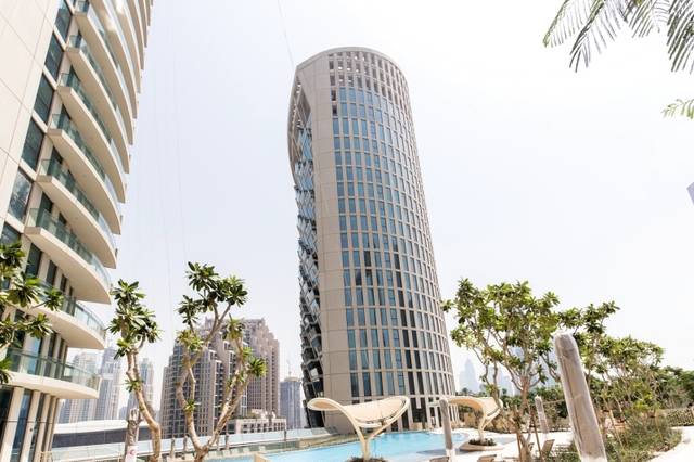 يتألف البرجان من 20 و65 طابقاً مع 128 و538 شقة على التوالي. ويمكن لسكان "برج فيستا" الوصول بسهولة سيراً على الأقدام إلى "دبي مول"،