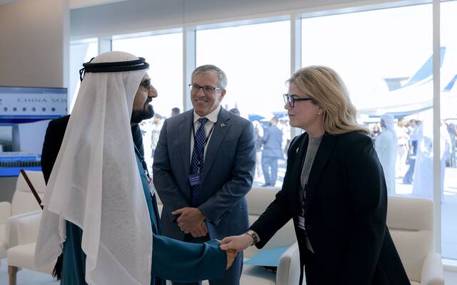 الشيخ محمد بن راشد آل مكتوم وستيفاني بوب نائب الرئيس التنفيذي لمجموعة "بوينج"