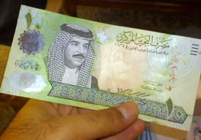 مصرفيون: الدينار البحريني بأدنى مستوى أمام الدولار في 17 عاماً