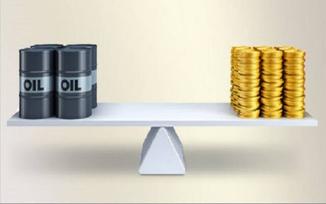 الذهب قرب مستوى 2000 دولار للأوقية وخسائر للشهر السادس للنفط عند التسوية