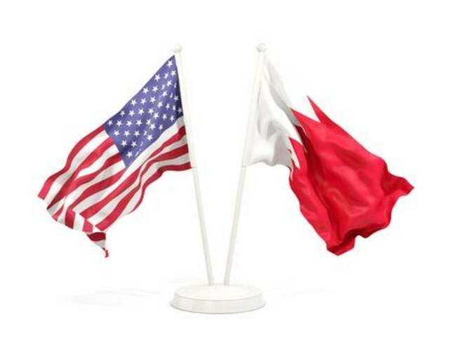 علم مملكة البحرين وعلم الولايات المتحدة الأمريكية