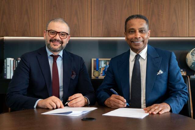 الحضور أثناء توقيع الاتفاقية