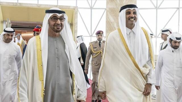 الشيخ محمد بن زايد آل نهيان رئيس دولة الإمارات مع الشيخ تميم بن حمد آل ثاني