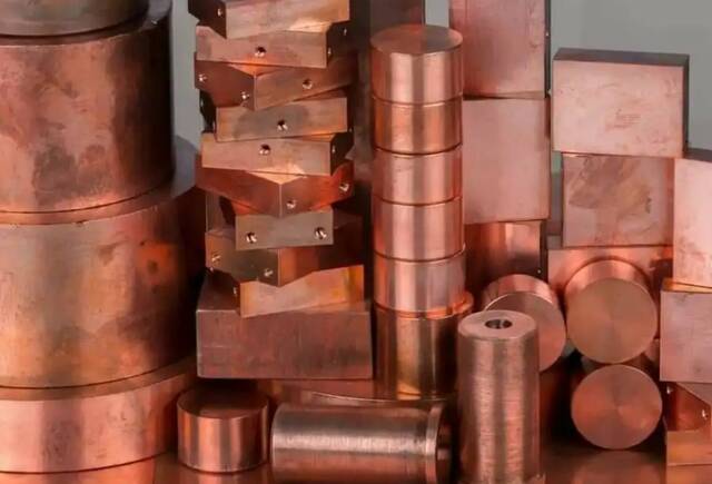 النحاس يكسر حاجز الـ 12 ألف دولار لأول مرة