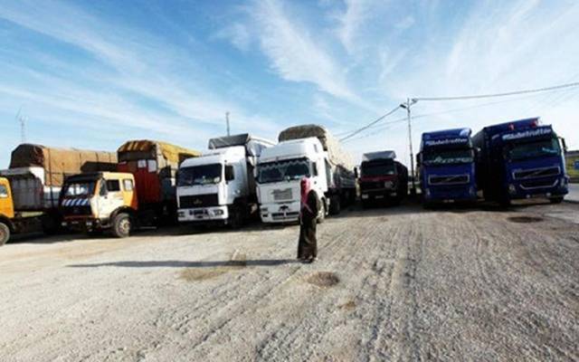 الأردن يرفع القيود عن الشاحنات العابرة للسعودية واتصالات مع قطر لعودة الشحن