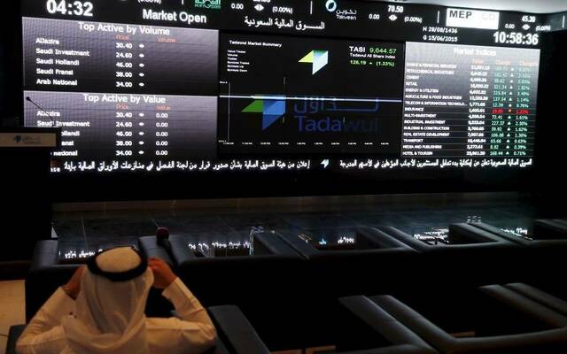 متعامل يتابع تداولات سوق الأسهم السعودية