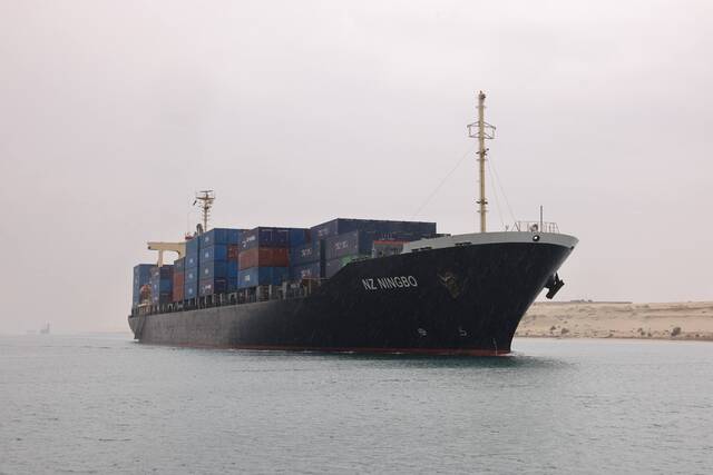 سفينة حاويات تمر عبر قناة السويس