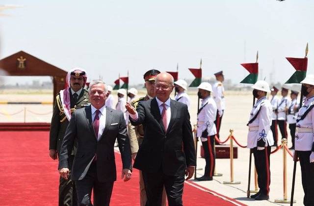 الرئيس العراقي يستقبل ملك الأردن بمطار بغداد (صور)