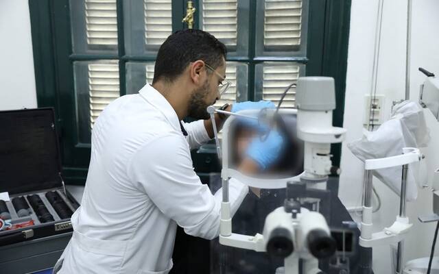 وزير الصحة المصري يتابع حالات مرضى مضاعفات جراحات رمد بالجيزة