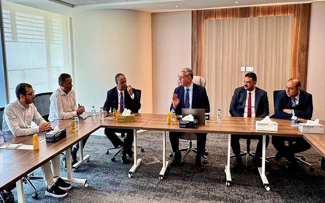 المهندس كريم بدوى وزير البترول والثروة المعدنية المصري بمقر فرع شركة إنبى فى العاصمة الإماراتية أبوظبي