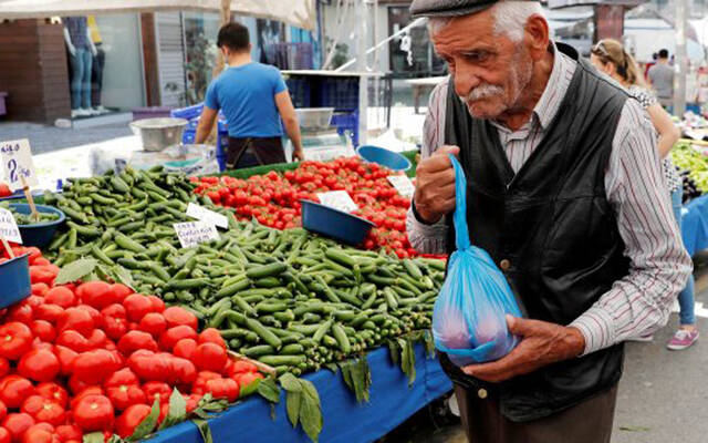 لماذا تباطئت معدلات التضخم في تركيا لأدنى مستوياتها منذ عام؟
