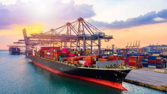 موانئ أبوظبي توقع اتفاقية للشحن البحري مع هاتشيسون العالمية