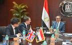 حسن الخطيب وزير الاستثمار ومارك برايسون ريتشاردسون السفير البريطاني في القاهرة