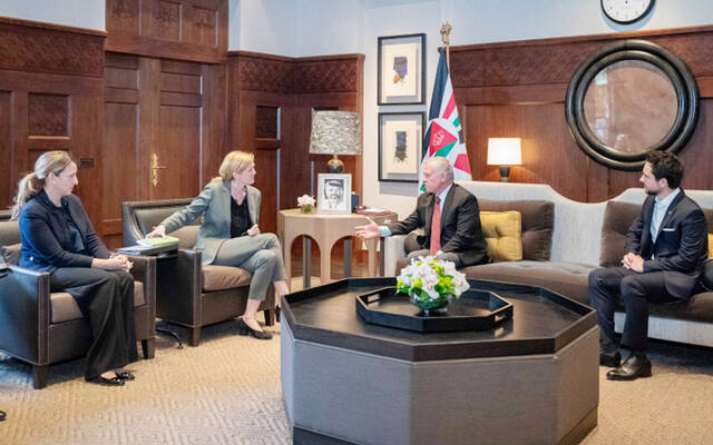 الملك عبدالله الثاني خلال استقباله مديرة الوكالة الأمريكية للتنمية الدولية