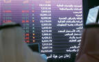 متداولون يتابعون أسعار الأسهم السعودية، أرشيفية