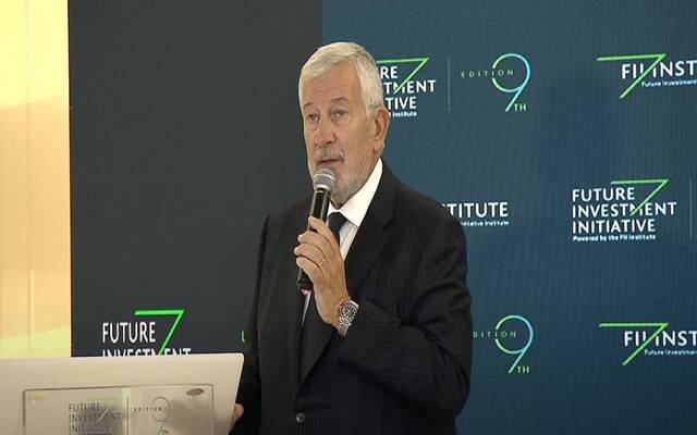 الرئيس المكلف لمؤسسة مبادرة مستقبل الاستثمار، ريتشارد أتياس خلال المؤتمر الصحفي للكشف عن تفاصيل النسخة التاسعة لعام 2025
