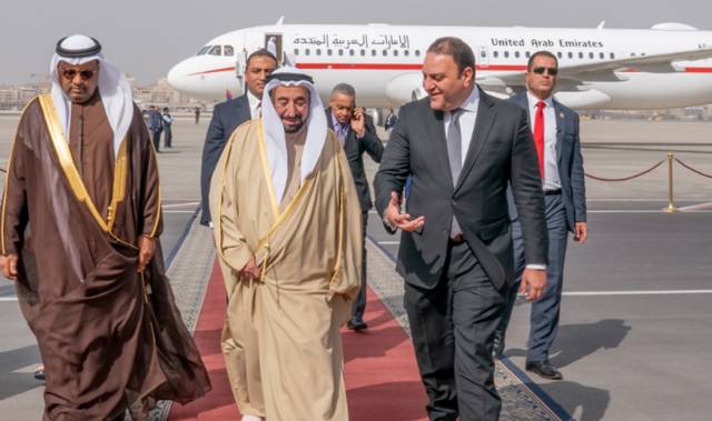 صور.. استقبال حاكم الشارقة في مطار القاهرة الدولي