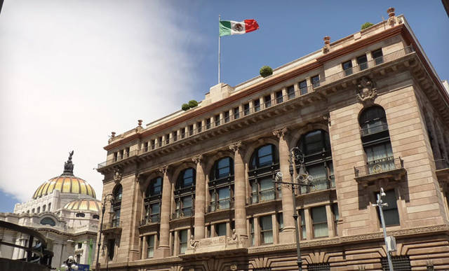 Mexico lifts interest rate on slowing world economy, political uncertainty