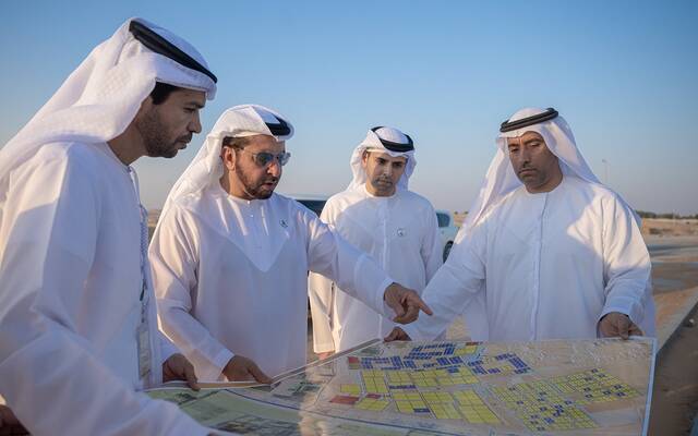 بتكلفة تفوق مليار درهم.. حمدان بن زايد يتفقد المشاريع بمدينة زايد وليو في الظفرة