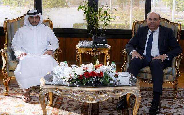 الدكتور سامح الحفني وزير الطيران المدني المصري مع وفد من مجموعة شركات فهد آل ثانى القطرية برئاسة الشيخ فهد بن ناصر بن فهد آل ثاني