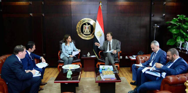 مصر تبحث مع "جنرال إليكتريك" و"سيمنس" عروض تطوير السكك الحديدية