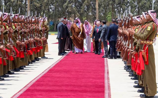 ولي العهد السعودي يغادر عمّان ويبعث برقية للقيادة الأردنية (صور)