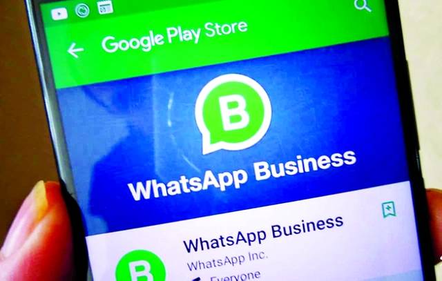 كافة الرسائل المتبادلة ضمن حساب بنك الإمارات دبي الوطني الموثّق على تطبيق "واتساب بزنس"، الصورة أرشيفية