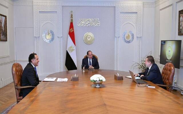 الرئيس المصري عبد الفتاح السيسي مع الدكتور مصطفى مدبولي رئيس مجلس الوزراء، وحسن عبد الله محافظ البنك المركزي