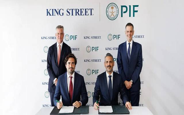 جانب من توقيع مذكرة تفاهم بين كينغ ستريت وصندوق الاستثمارات العامة