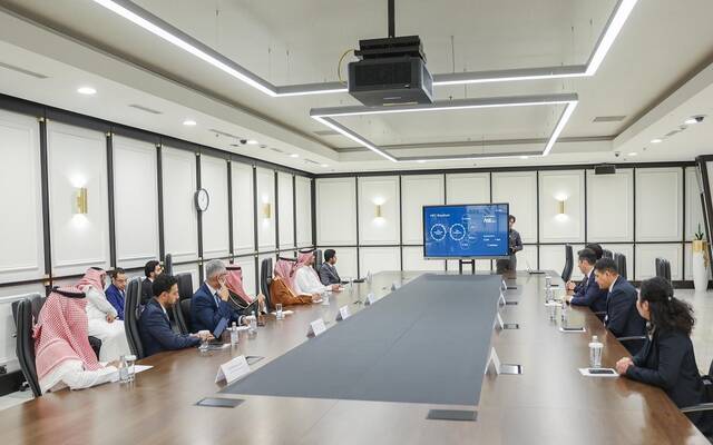 جانب من اجتماع وزير الصناعة والثروة المعدنية مع محافظ مركز أستانا المالي الدولي بكازاخستان