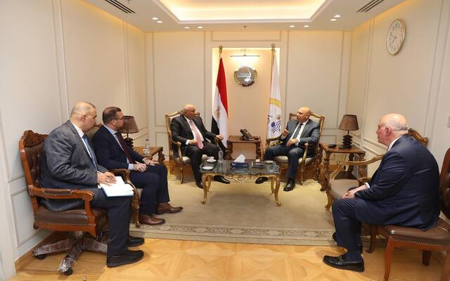 كامل الوزير نائب رئيس الوزراء للتنمية الصناعية وزير الصناعة والنقل ونصيف جاسم  الخطابي محافظ كربلاء بجمهورية العراق