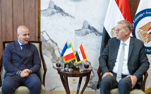 وزير البترول والثروة المعدنية المصري المهندس كريم بدوي مع أجوستينو باليزي سفير إيطاليا بالقاهرة