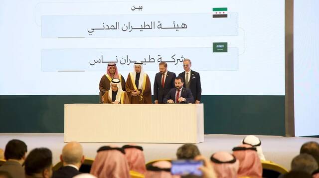 جانب من التوقيع