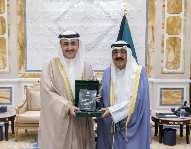 خلال تقديم التقرير إلى أمير دولة الكويت