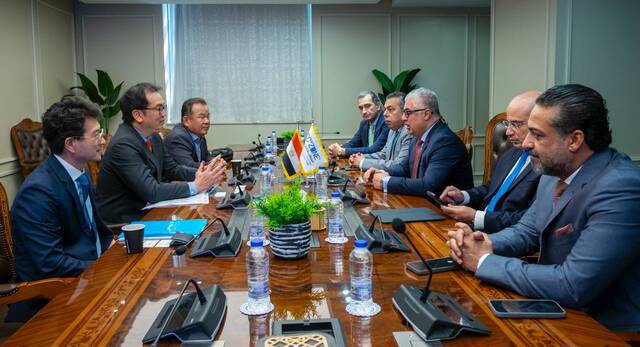 جانب من الاجتماع مع الشركة الكورية وتوقيع العقد